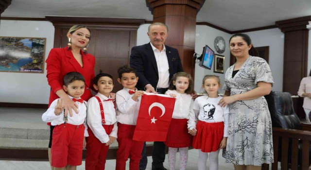 Didimli miniklerden Başkan Atabaya sürpriz ziyaret