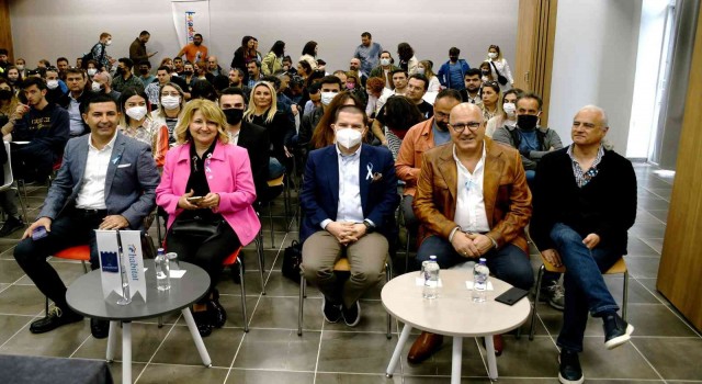 Dijital dünyanın kapıları Kuşadası İstasyon Topluluk Merkezinde aralandı