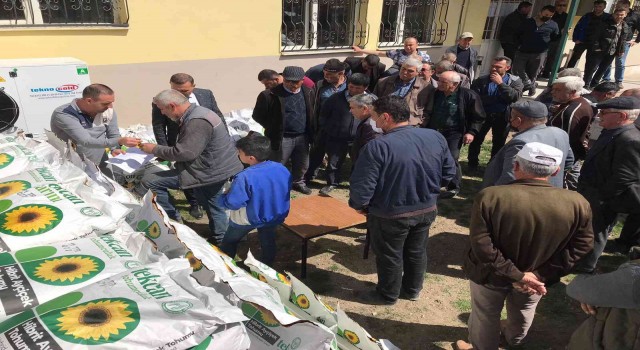 Dinarda 113 çiftçiye yağlık ayçiçeği tohumu dağıtıldı