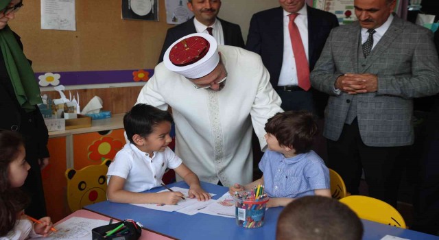 Diyanet İşleri Başkanı Erbaş, Fransada 4-6 yaş Kuran kursu ve hafızlık öğrencilerini ziyaret etti