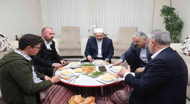 Diyanet İşleri Başkanı Erbaş sahurda Ünal ailesinin evine konuk oldu