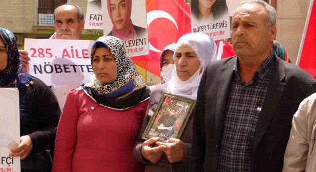 Diyarbakırda 25 yıllık muhtar, oğlu için ailesiyle evlat nöbetine katıldı