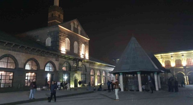 Diyarbakırda ilk teravih namazı kılındı