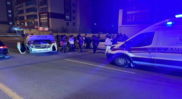 Diyarbakırda kavşakta kontrolü kaybedilen otomobil takla attı