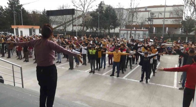 Diyarbakırda öğrenciler derslere spor yaparak başlıyor
