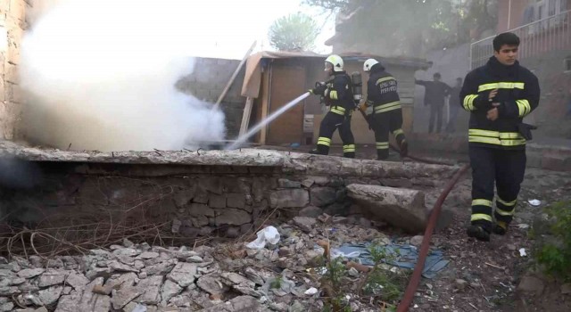 Diyarbakırda öldüren şahsın yakınları, şüpheli şahsın evini ateşe verdi