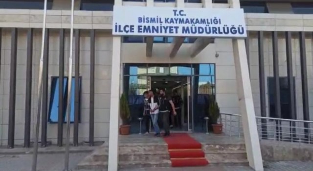 Diyarbakırda polisten kaçan şüphelilerin üstünden silah ve uyuşturucu çıktı