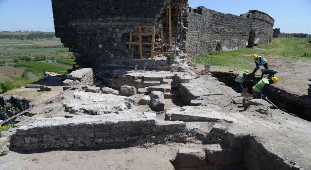 Diyarbakırda restorasyon çalışmalarında sur duvarları ve payandaların izleri ortaya çıktı