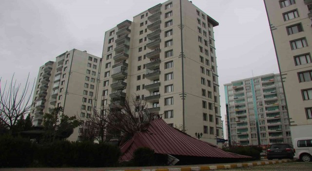 Diyarbakırda şiddetli rüzgar 1 tonluk çatıyı uçurdu