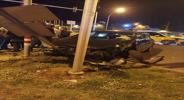 Diyarbakırda ticari taksi ile otomobil kafa kafaya çarpıştı: 2 yaralı
