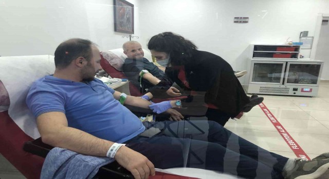 Doktor ve hemşireler bu kez hayat kurtarmak için kan bağışı yaptı