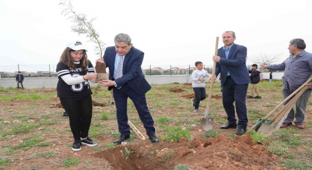 Döşemealtı Anadolu İmam Hatip Lisesi bahçesine 360 adet ağaç dikildi