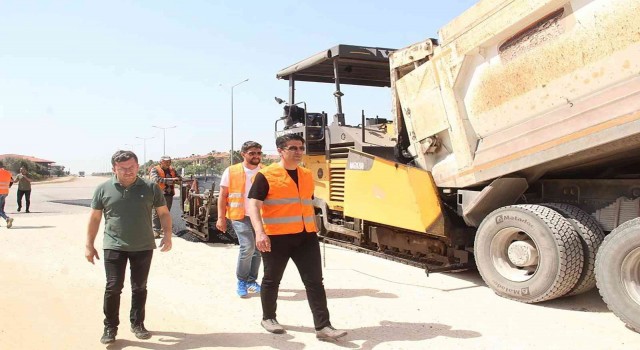 Döşemealtında 3 caddeye 10 bin metre kare sıcak asfalt seriliyor