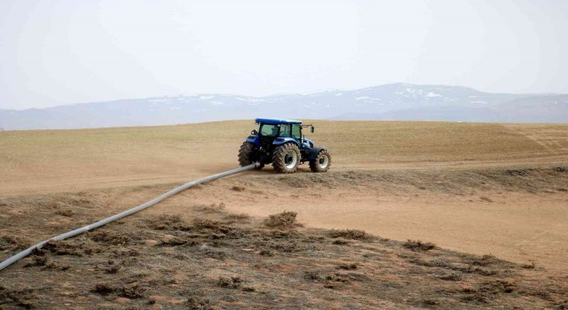 DSİ yardımcı olmadı, üretimden vazgeçmeyerek tarlasına 2.5 km boru döşedi
