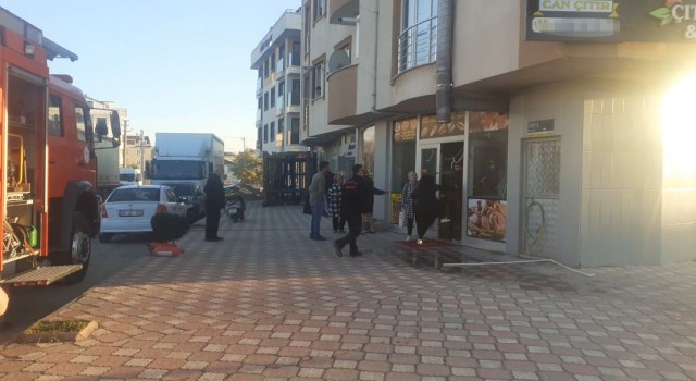 Dükkanı yanan iş yeri sahibine tekme atmaya kalktı, çevredekiler araya girdi