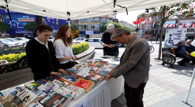 Dünya Kitap Hediye Etme Gününde 2 bin kitap dağıtıldı