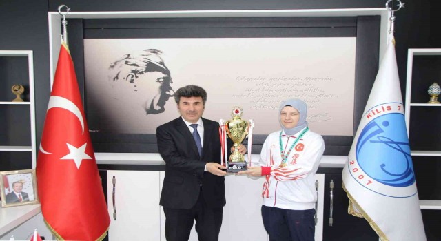 Dünya şampiyonu üniversite öğrencisinden Rektör Karacoşkuna ziyaret