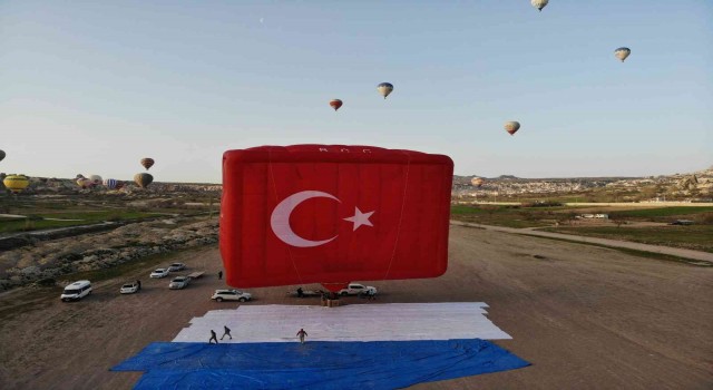 Dünyanın en büyük bayrak figürlü balonu Kapadokyada havalandı
