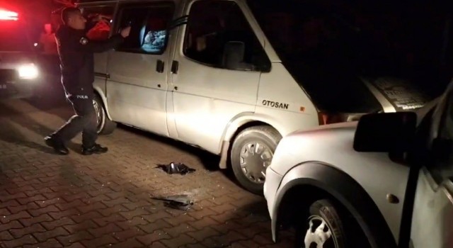 Dur ihtarına uymayan plakasız minibüs, polis otosuna çarparak durduruldu