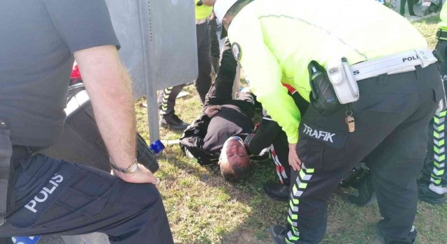 Dur ihtarına uymayan sürücüyü kovalayan trafik polisi ölümden döndü