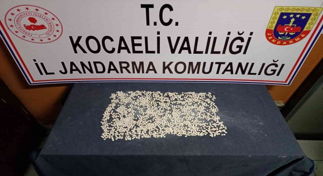 Durdurulan araçta 1827 uyuşturucu hap çıktı