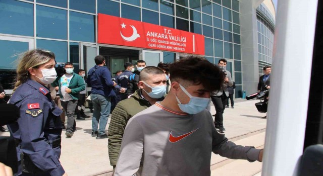 Düzensiz göçmenler ülkelerine Göçmen Geri Gönderme Merkezlerinden böyle gönderiliyor