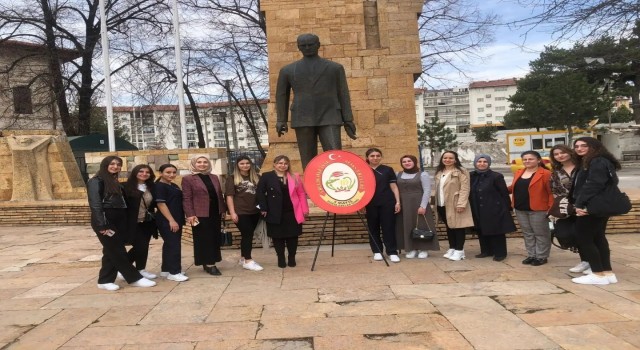 Ebelik Bölümü öğrencileri çelenk sundu