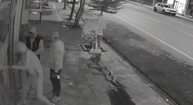 Eczane soygunu güvenlik kamerasına yansıdı