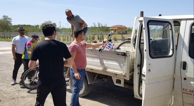 Edirnede bisiklet yarışında yorgun düşenler ambulans ve kamyonetle geri getirildi