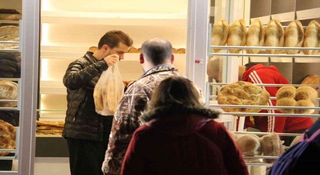 Edirnede iftara dakikalar kala vatandaşlar ramazan pidesi almak için fırınlara koştu