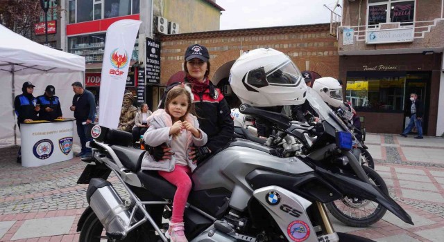 Edirnede polis ekipleri vatandaşlara hem hediye dağıttı, hem broşürle bilgilendirdi