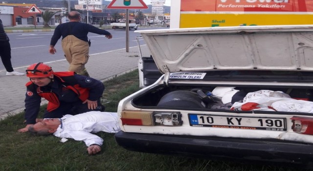 Edremitte direksiyon hakimiyetini kaybeden sürücü reklam tabelasına çarptı
