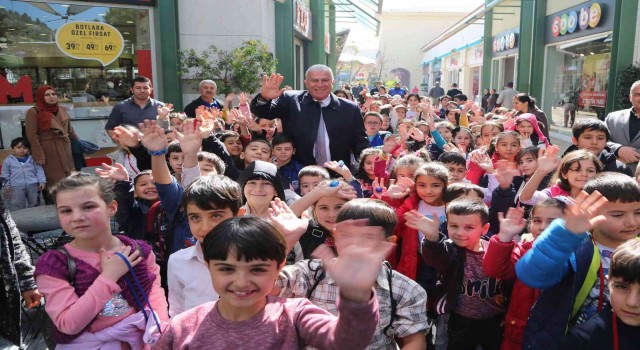 Efelerde çocuklar bayram ediyor