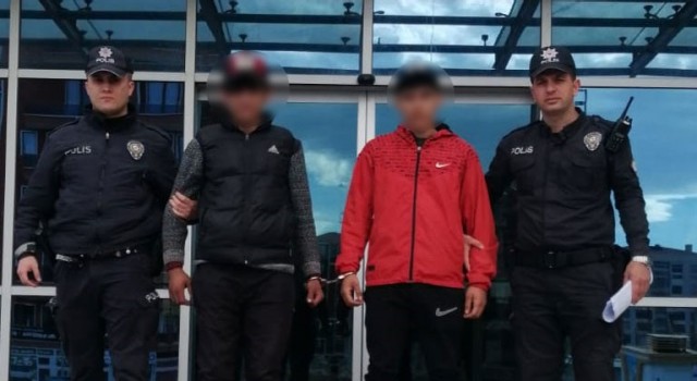 El arabasıyla egzoz çalan hırsızlar tutuklandı