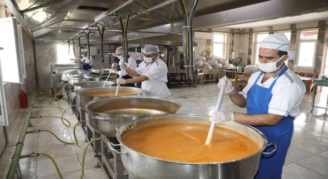 Elazığda dev kazanlar iftar yemekleri için kaynıyor