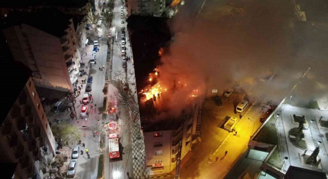 Elazığda geceyi gündüze çeviren bina yangını, onlarca insan tahliye edildi