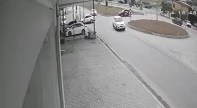 Elazığda iki otomobilin çarpışması güvenlik kamerasına yansıdı