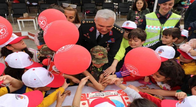 Elazığda jandarma ekipleri, çocukları misafir etti