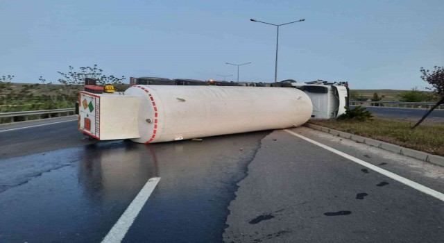 Elazığda oksijen yüklü tanker yan yattı: 1 yaralı