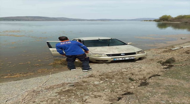 Elazığda otomobil göle uçtu, sürücü kendi imkanlarıyla araçtan çıkarak kıyıya yüzdü