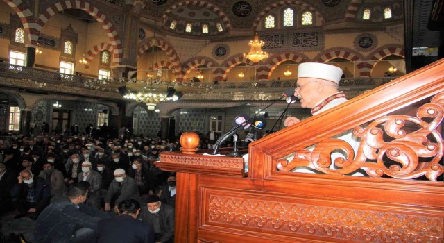 Elazığda Ramazan ayının ilk cuma namazında camiler doldu