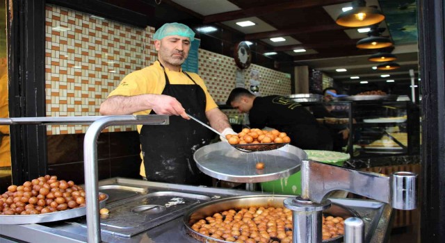 Elazığda Ramazan ayının vazgeçilmez tatlısı lokma, iftarda sofraları süslüyor