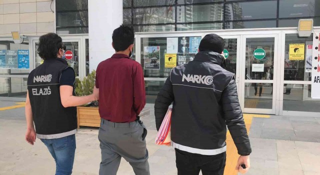 Elazığda uyuşturucu satarken suçüstü yakalanan şüpheli adliyeye sevk edildi