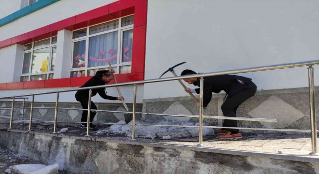 Ellerine kazma kürek alan öğretmenlerin kar temizliği