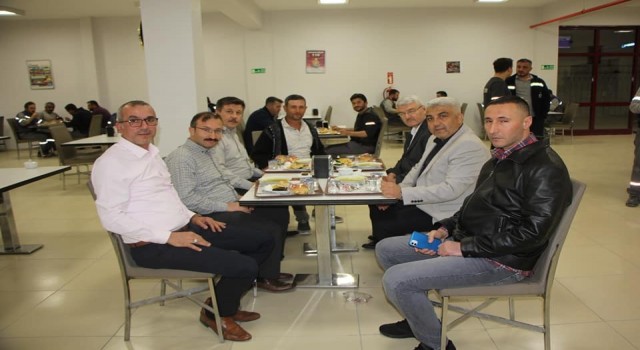 Emet ve Hisarcıkın belediye başkanları işçilerle birlikte sahur yaptı