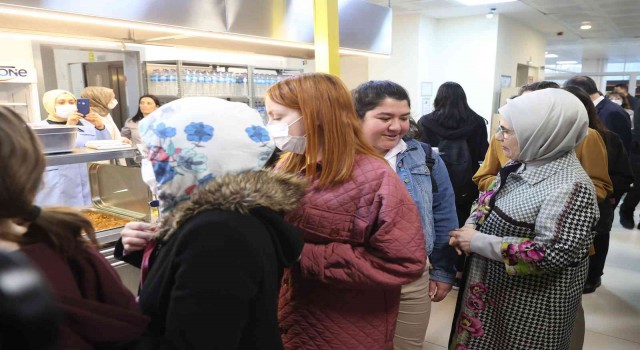 Emine Erdoğan, KYK Yurdunda kalan kız öğrencilerle iftar yaptı