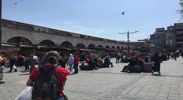 Eminönünde bayram alışverişi yoğunluğu yaşanıyor