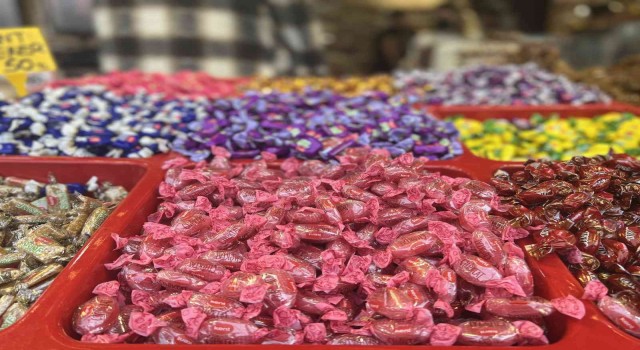 Eminönünde rengarenk şeker ve lokumlar tezgahlardaki yerini aldı