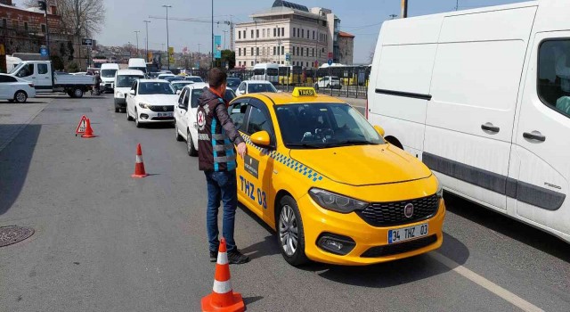 Eminönünde taksiler tek tek denetlendi