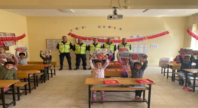 Emirdağda jandarma çocuklara bayrak dağıttı